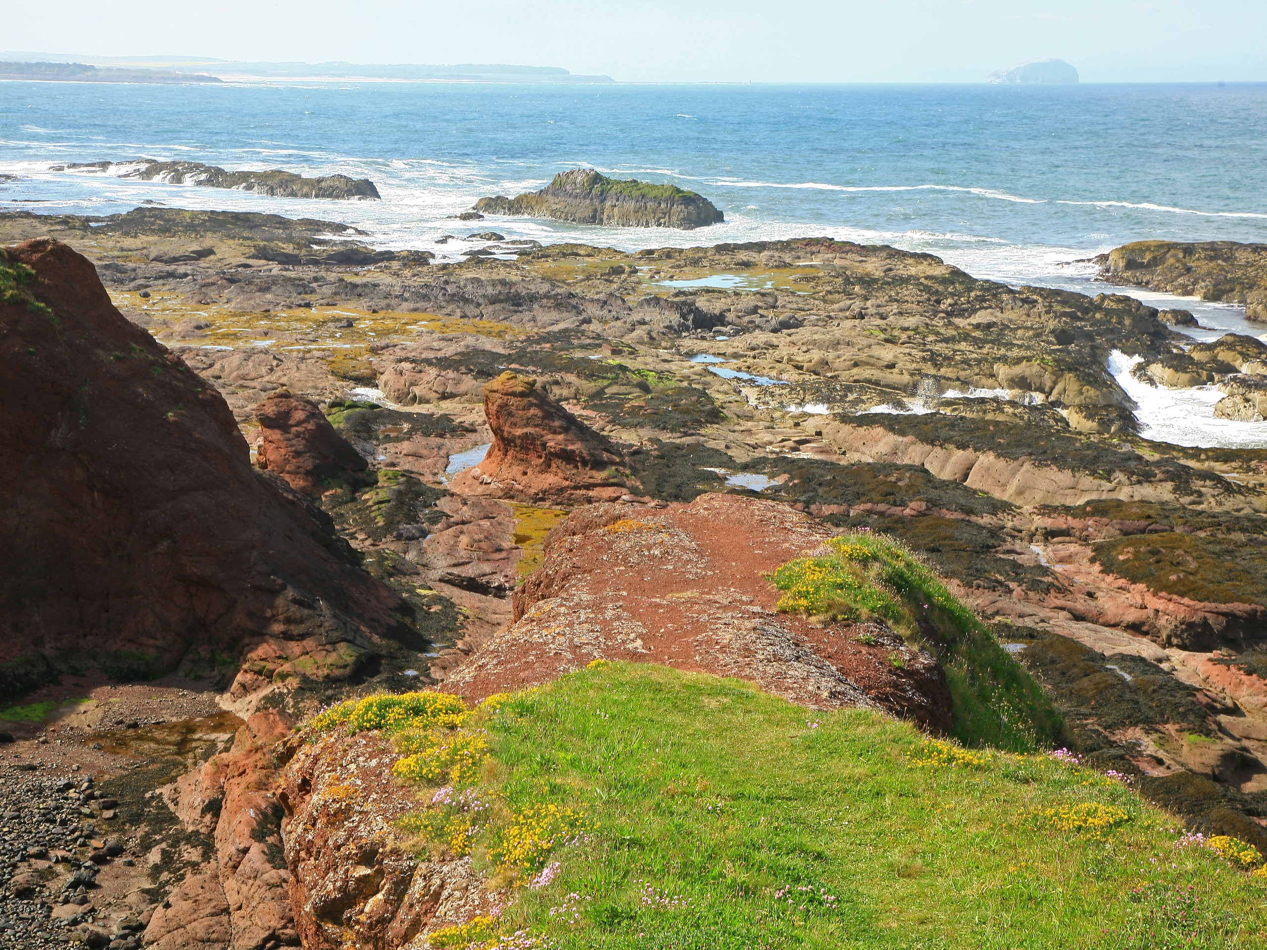 Rocky shores along the coast of Schotland