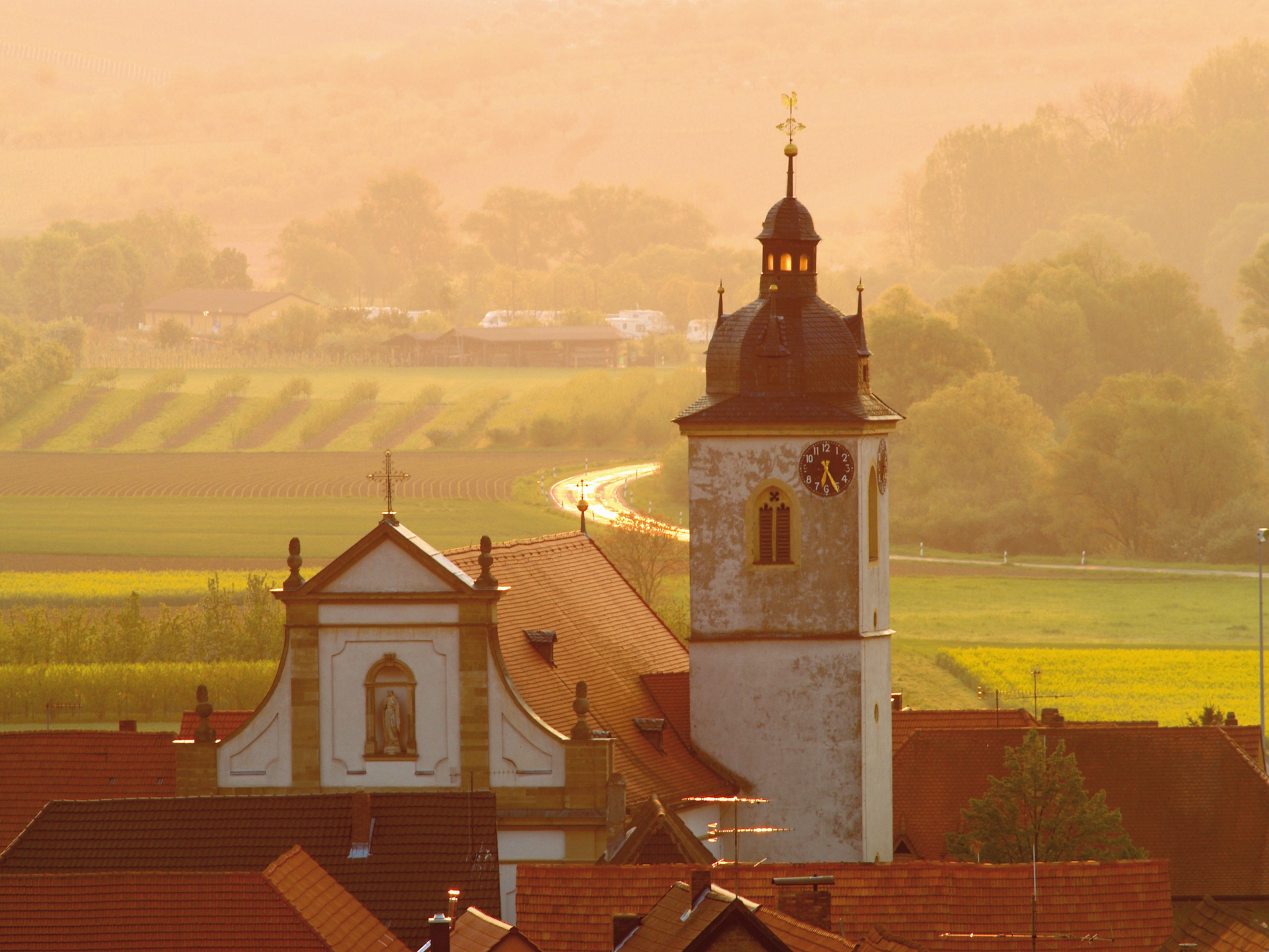 Fränkisches Weinland Sommeracher Kirche in der Abenddämmerung