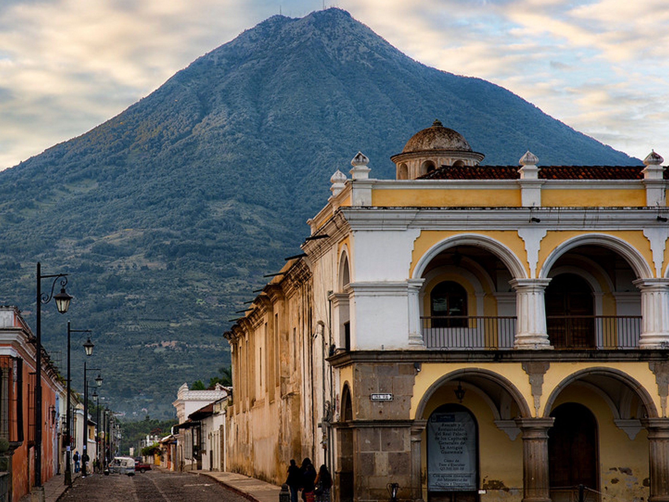 Antigua-Parque-Central-Agua-Volcano