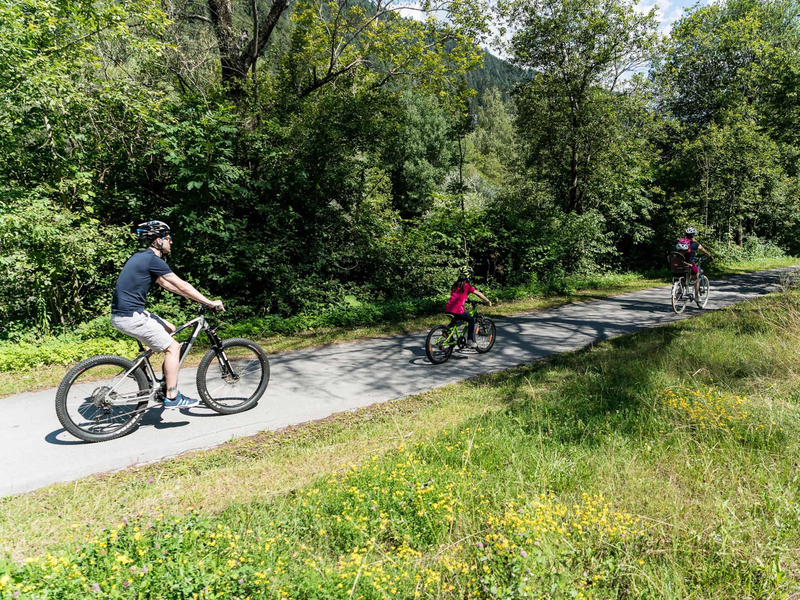 Family Biking on Drau cycle path