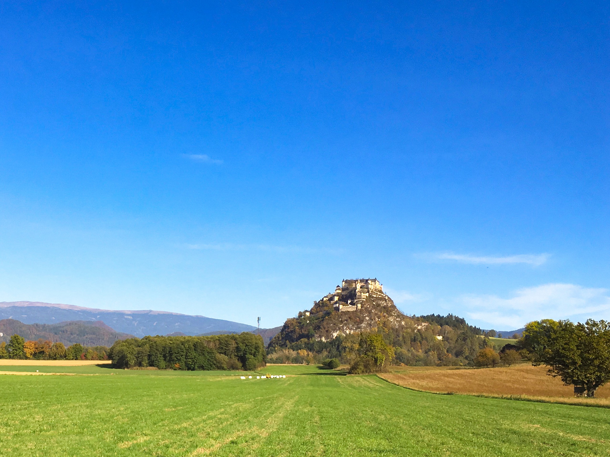 Beautiful castle along the Carinthian Lakes cycling route