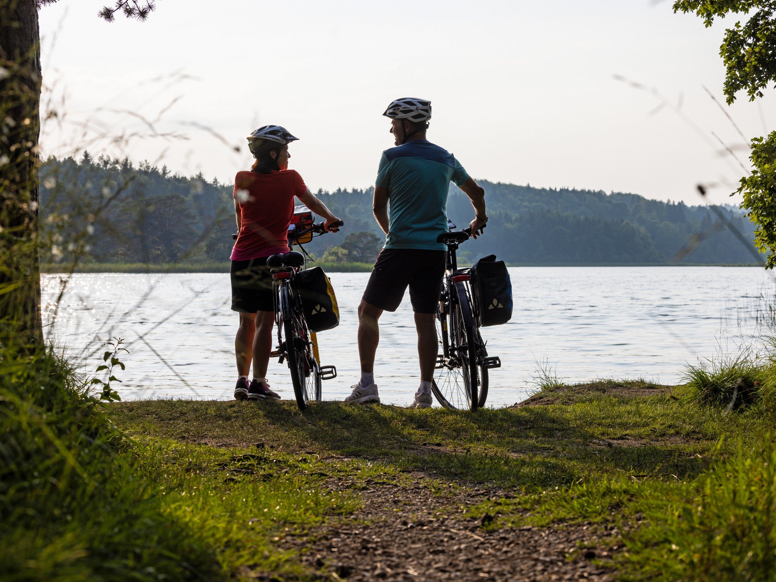 Two cyclists near the lake
