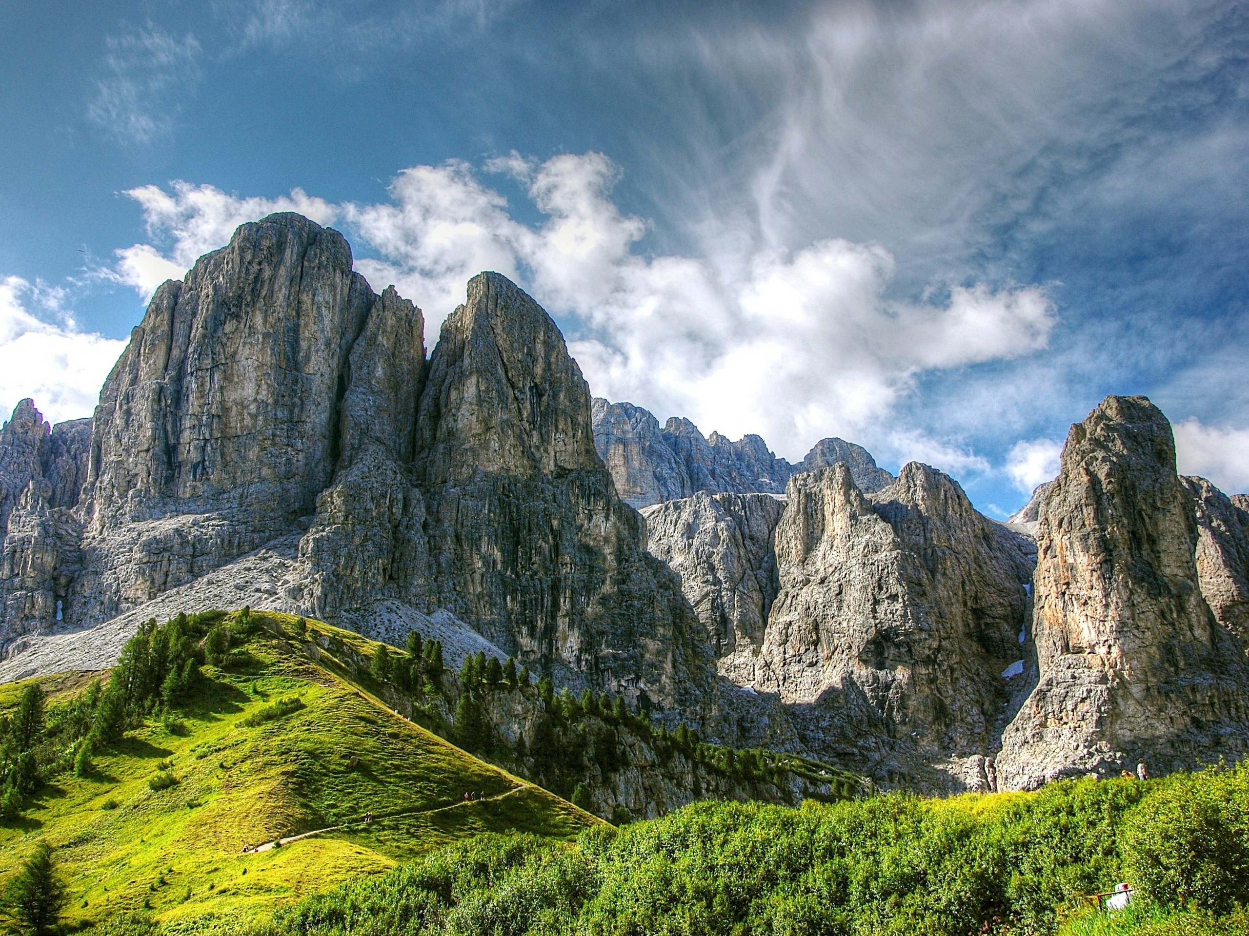 Stunning mountain peaks along the hiking route in the Dolomites