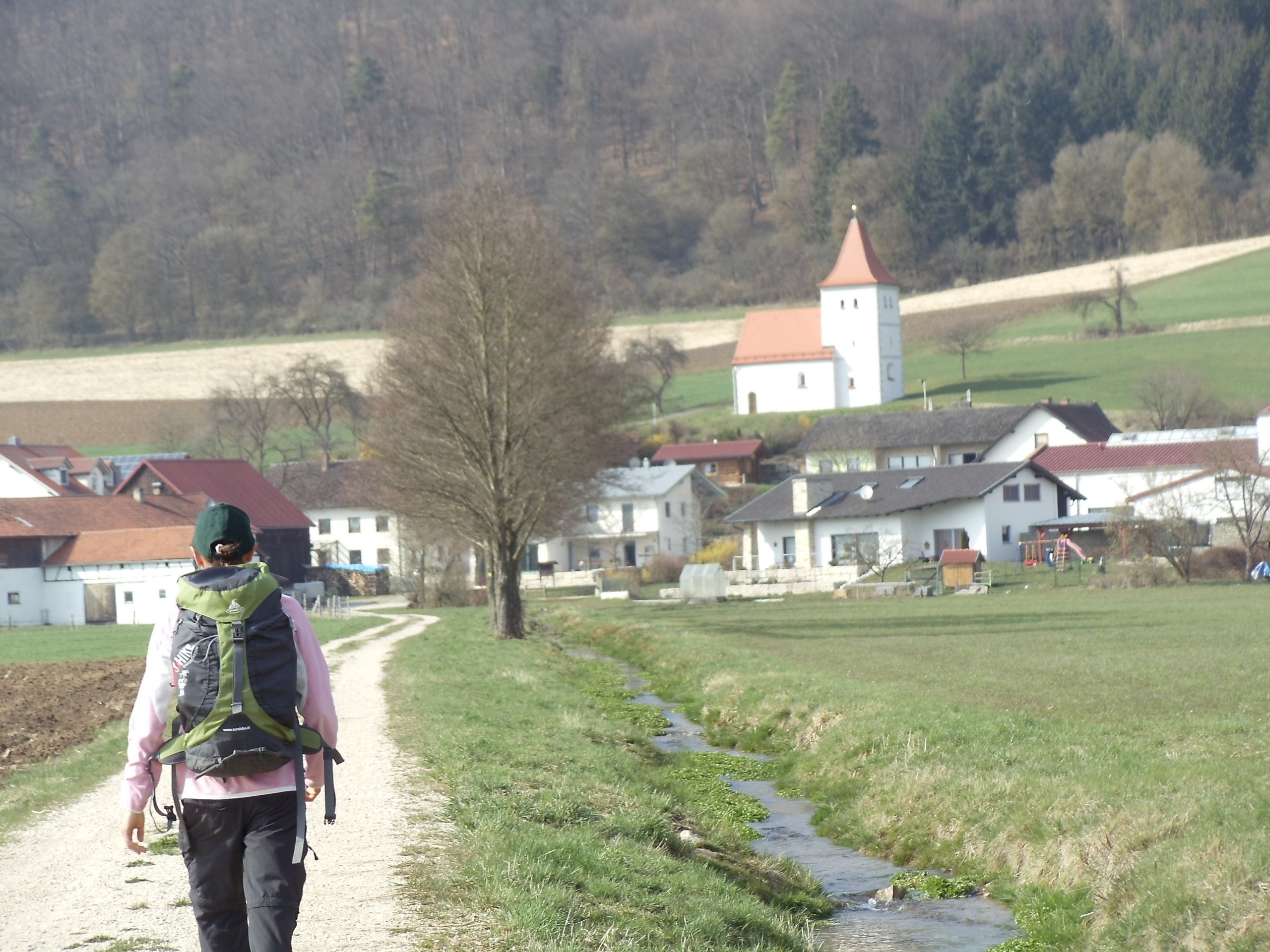 Altmühltal Panorama Trail Tour - Hiker approaching the town on a Panorama tour