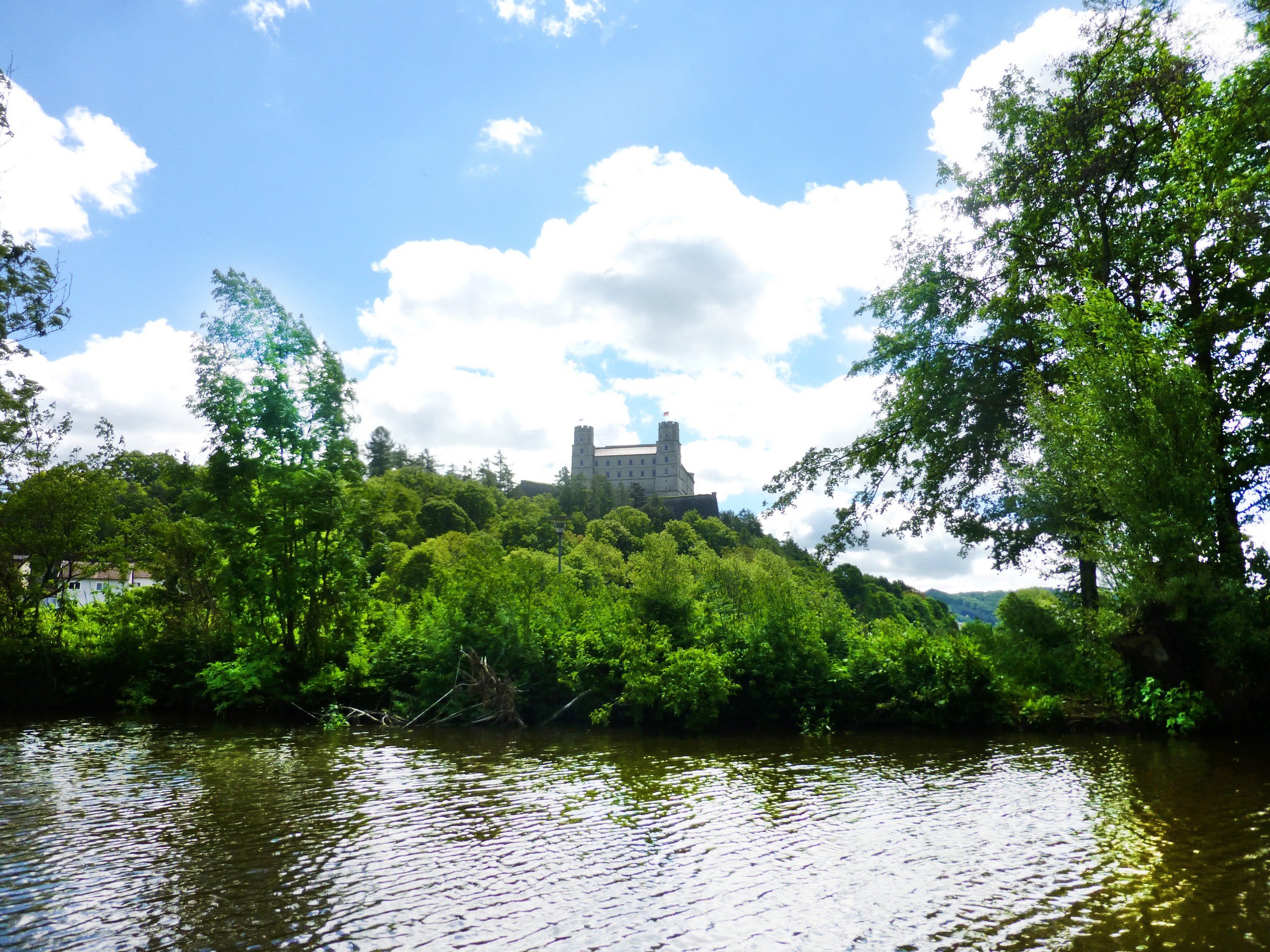 Altmühltal Panorama Trail Tour - Looking at the castle behind the river on the Bavaria walking tour