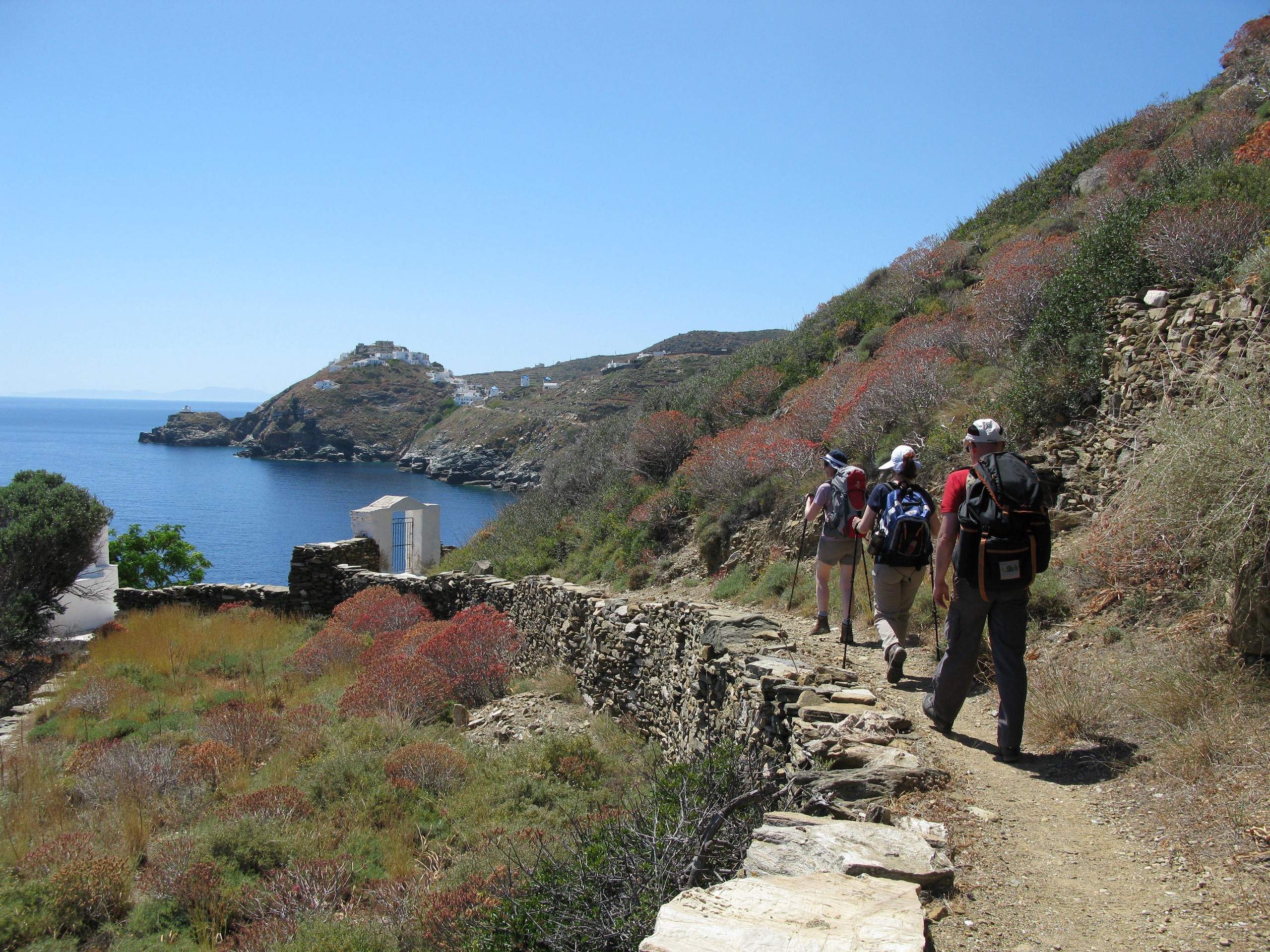 Hikers on the Sifnos path n°1, to the village of Kastro