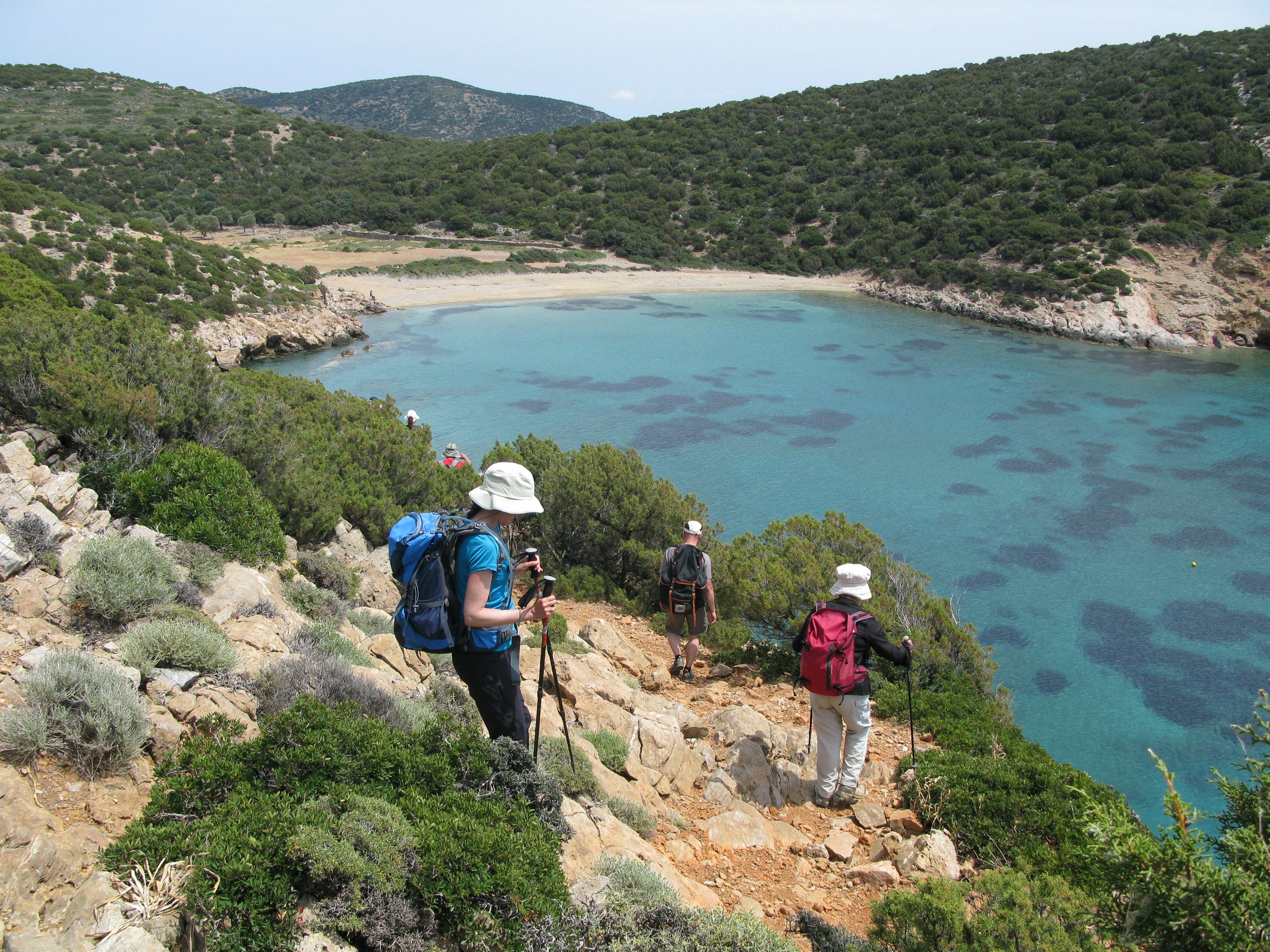 Hiking on Sifnos path n°4, on the edge of the secret Fykiada bay