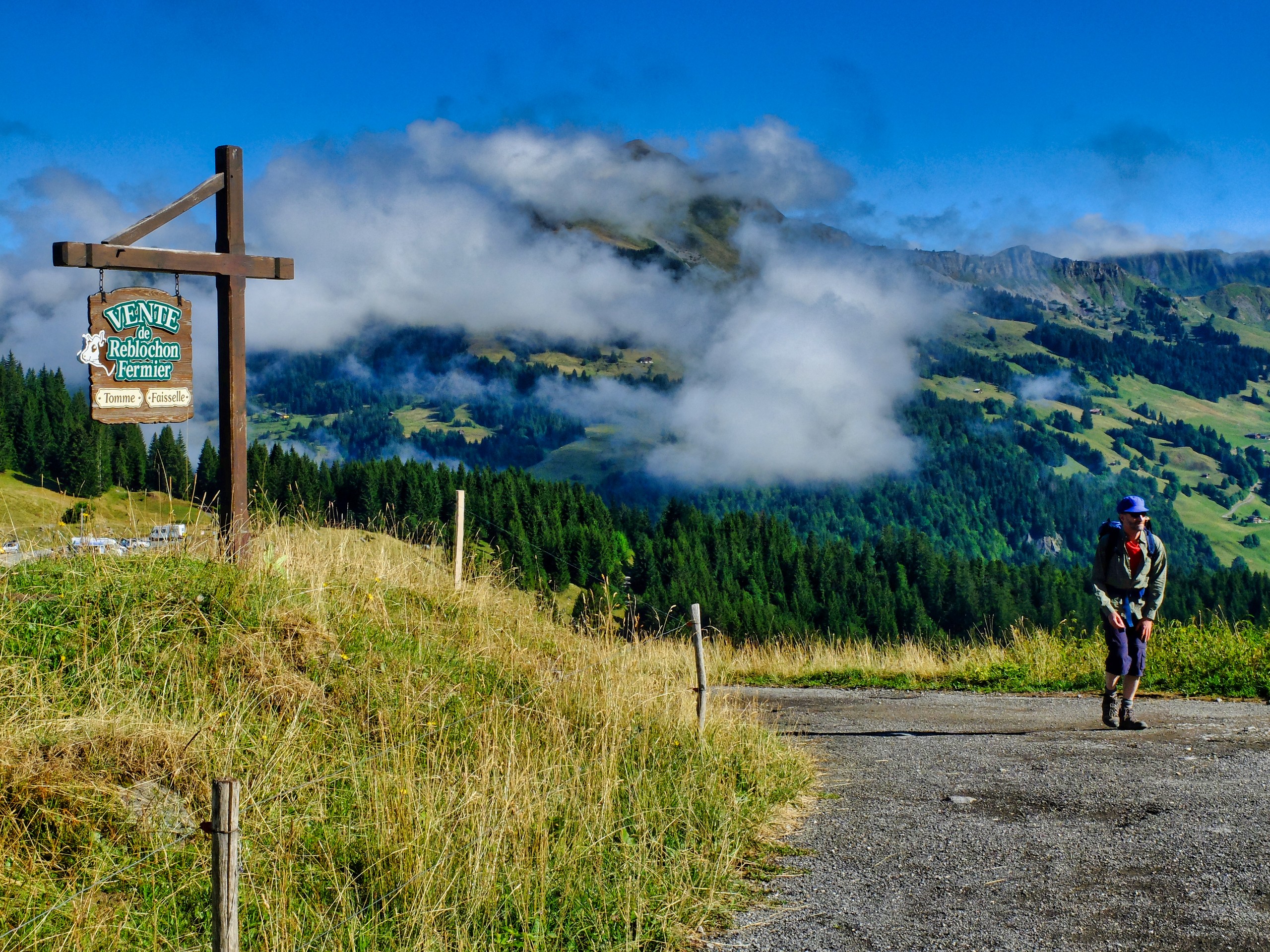 Hiker goind to a roblochon cheese farm - Aravis - Alpes © Thomas Praire