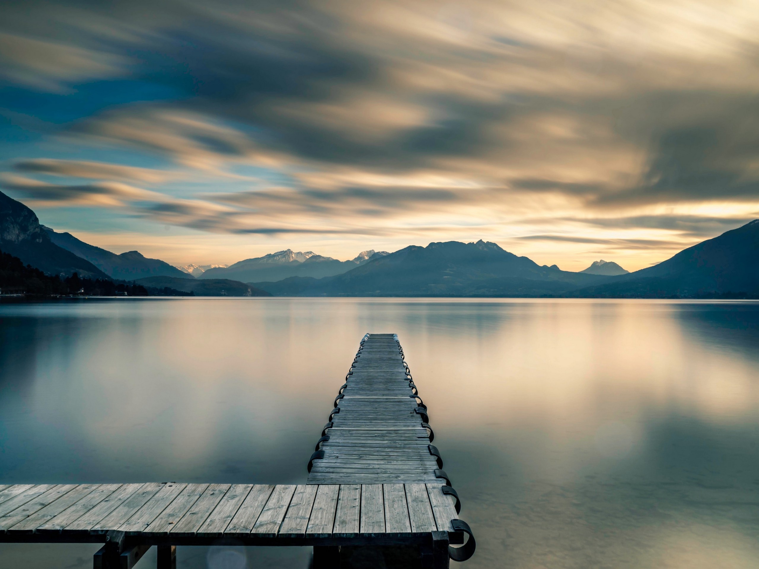 Annecy Lake - Aravis - Alpes © Kevin Bessat-unsplash