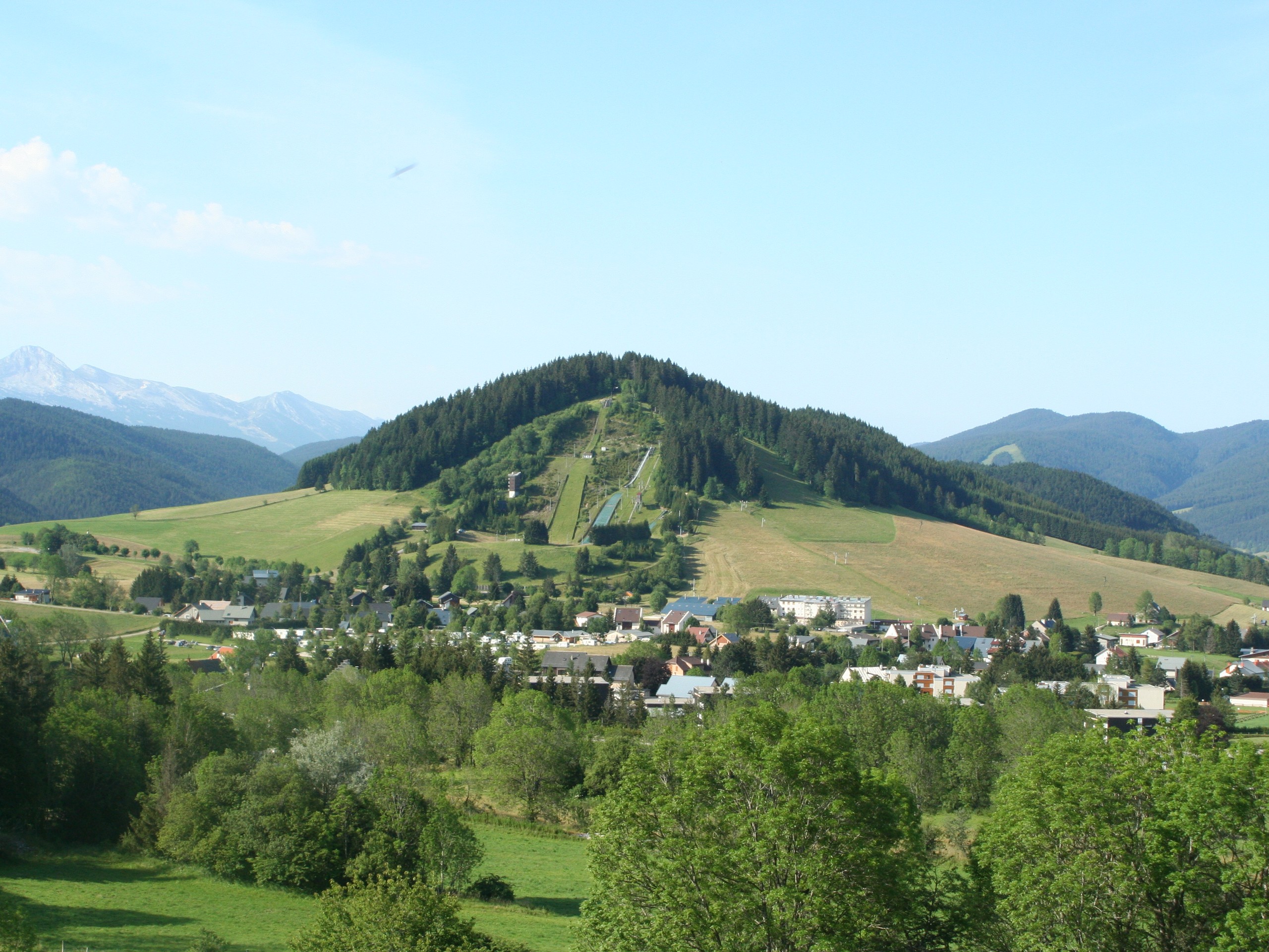 Le village d'Autrans et son tremplin © Jean-Claude Praire