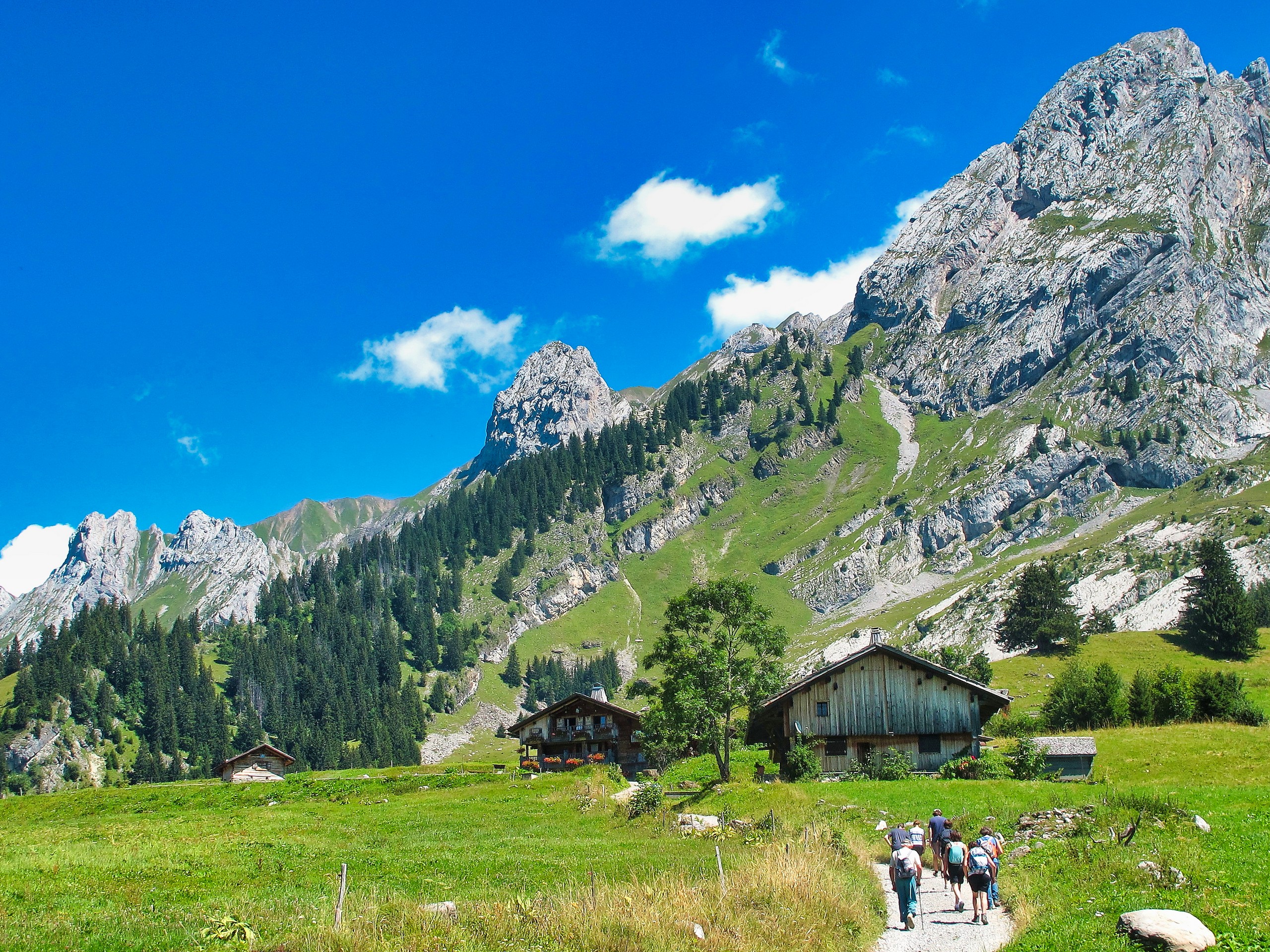 D3 - Hikers starting from the Confins - Aravis - Alpes © Jean Claude Praire