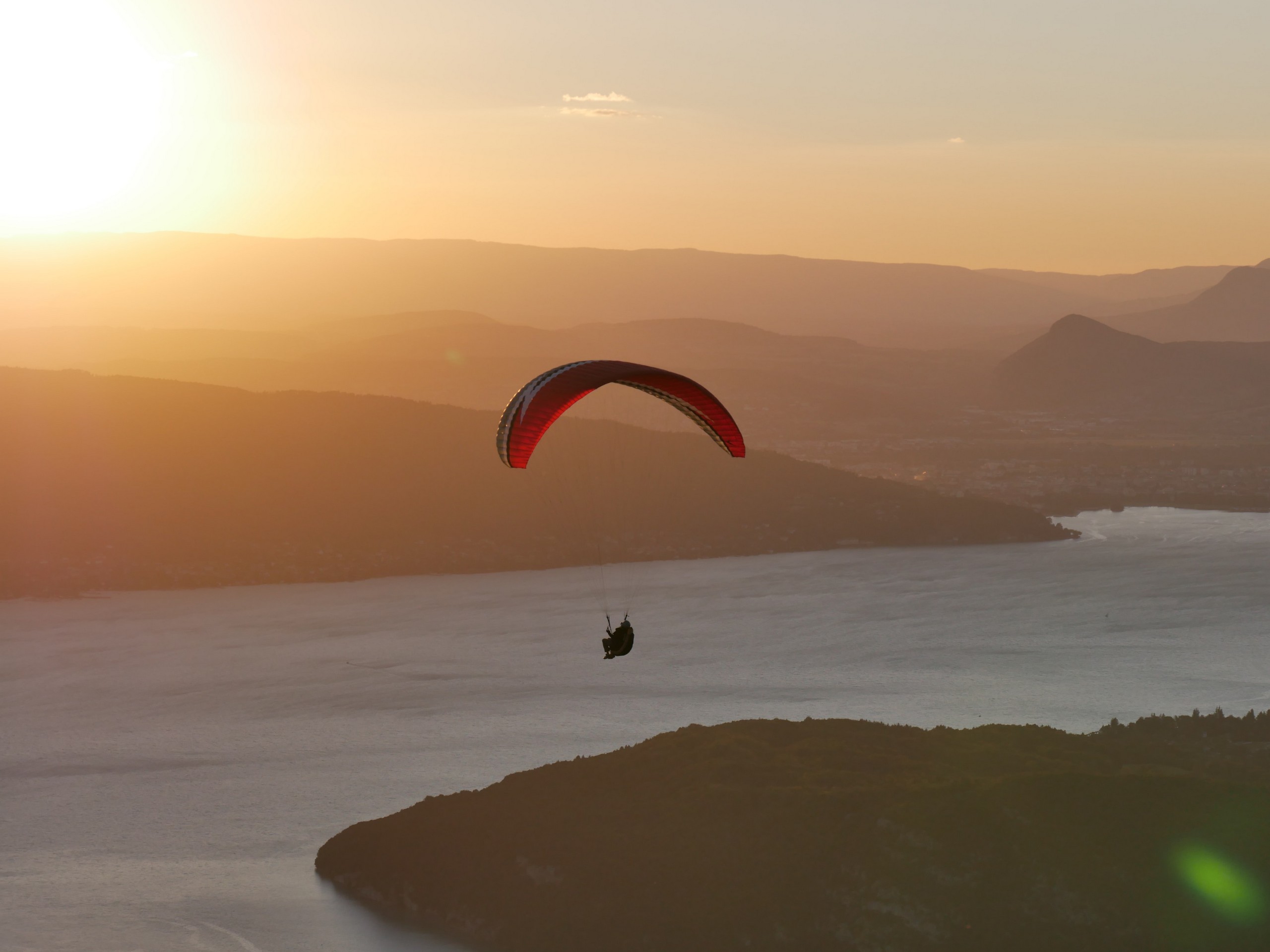 Paragliding above Annecy - Aravis - Alpes © Romain Mathon- unsplash