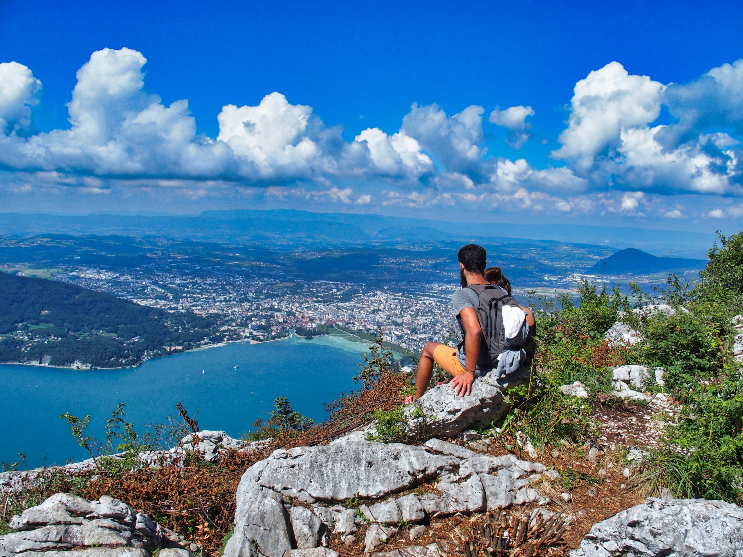 D7 - Hikers above Annecy- Aravis - Alpes © Jean Claude Praire